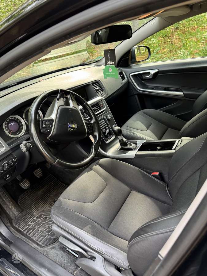Volvo V60 2011 — photo 11