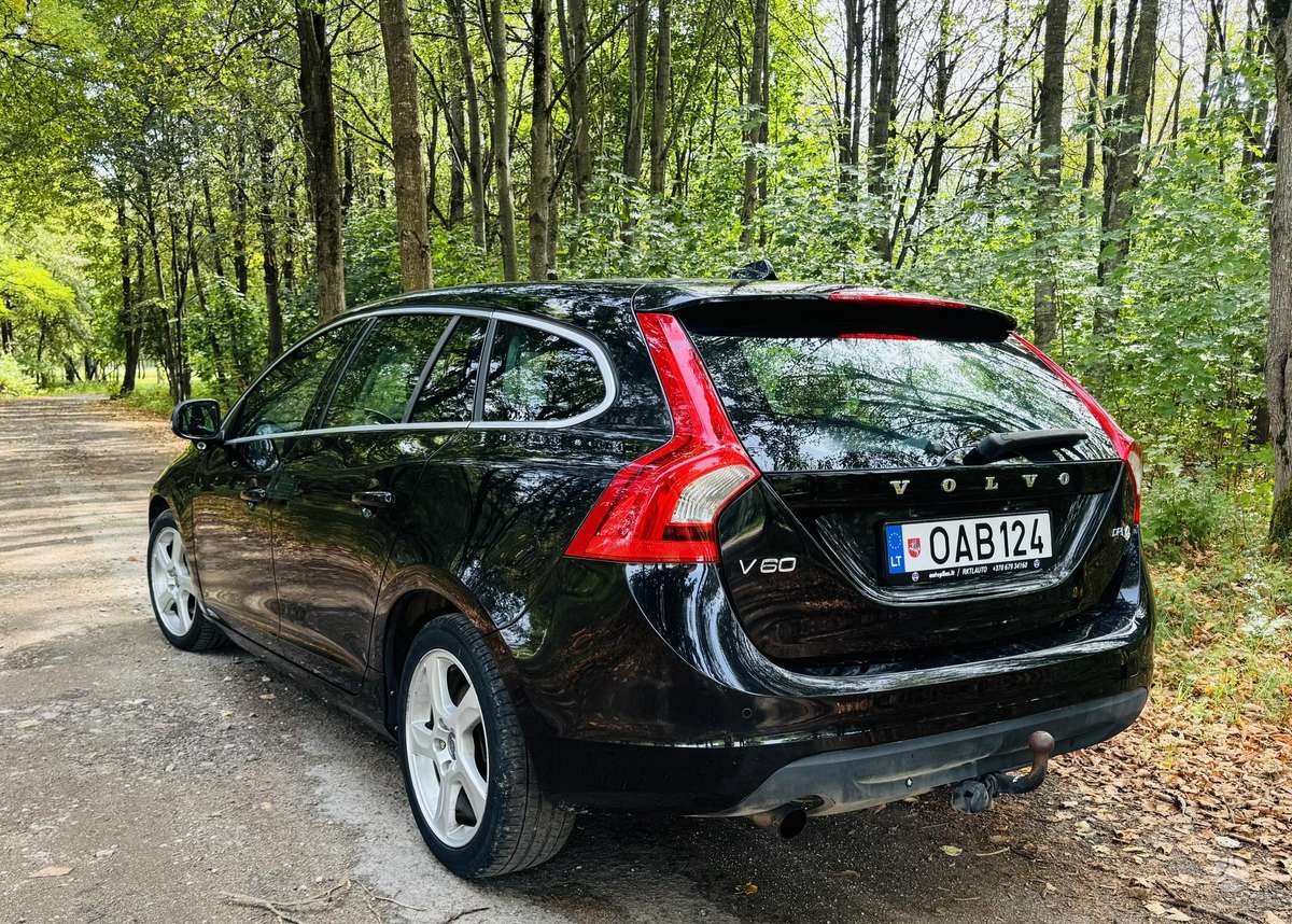Volvo V60 2011 — engine 1560 cm³, 114 HP (84kW)