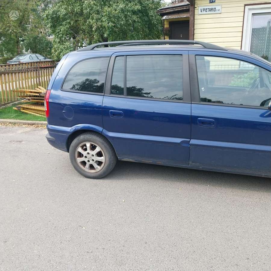 Opel Zafira 2005 — rear view