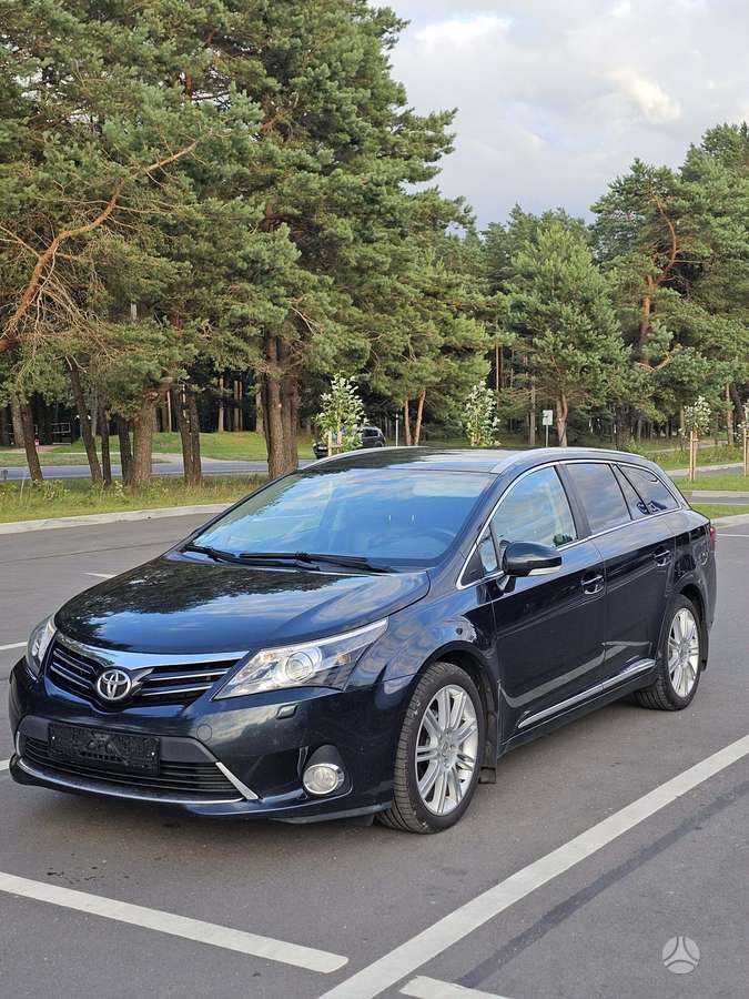 Toyota Avensis 2014 — вигляд ззаду