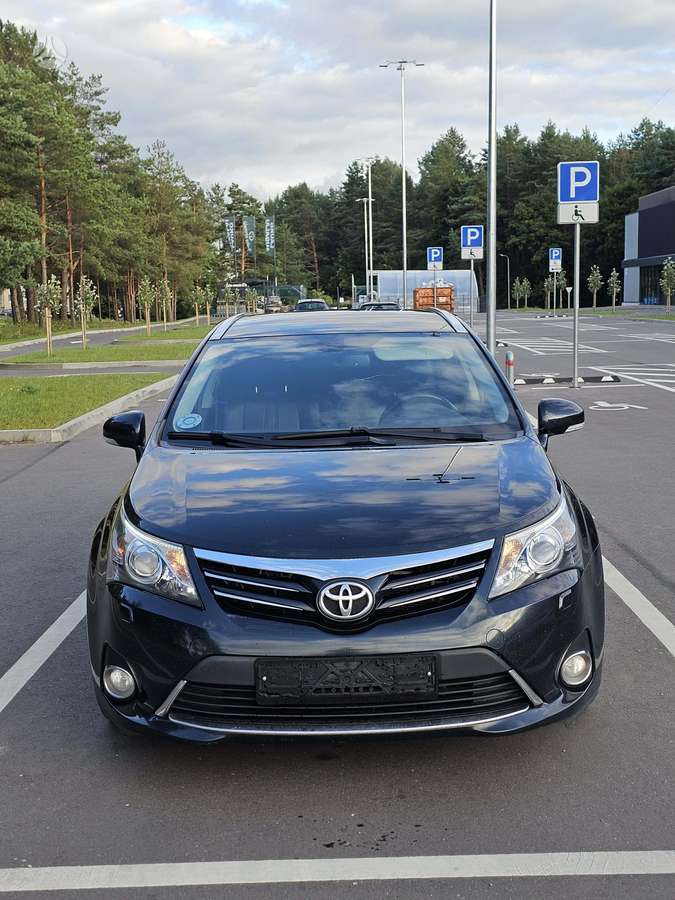 Toyota Avensis 2014 — салон