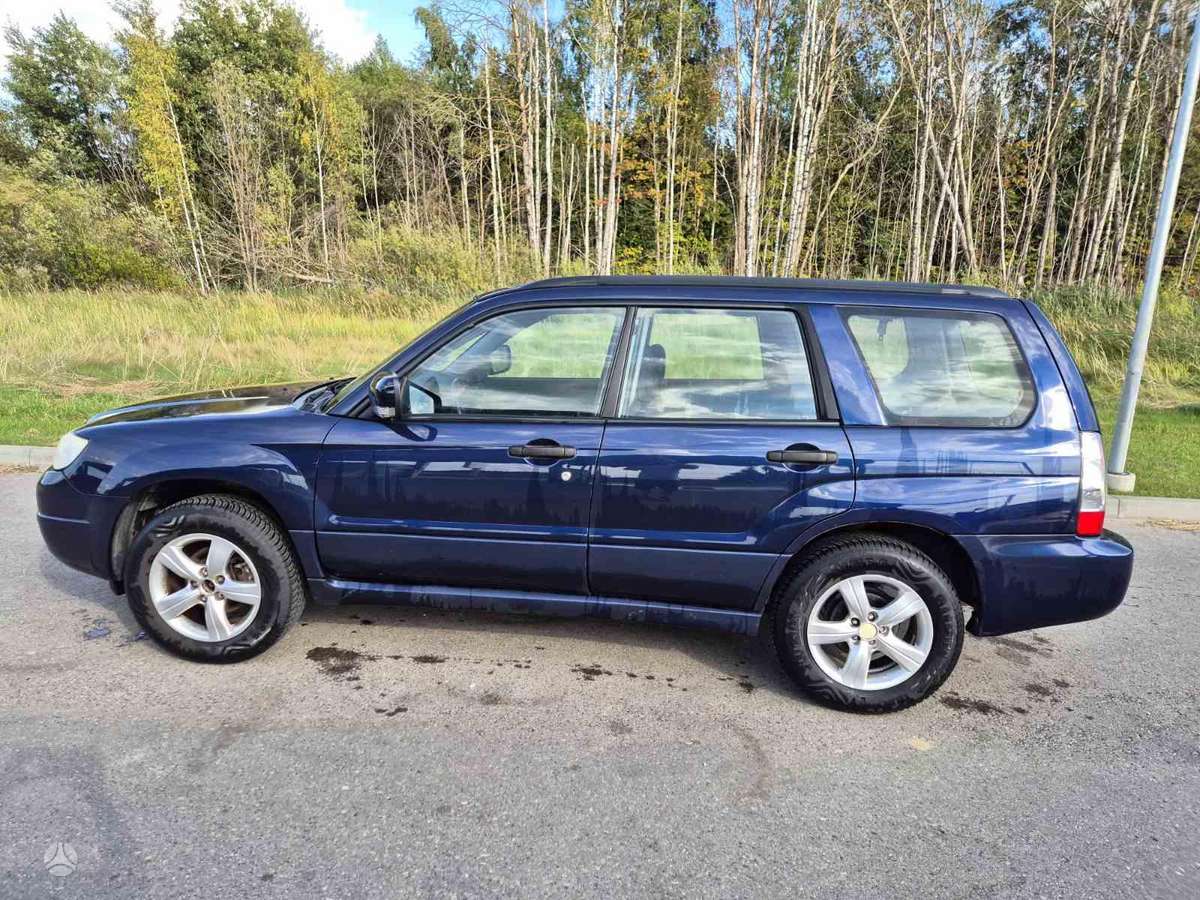 Subaru Forester 2005 — rear view