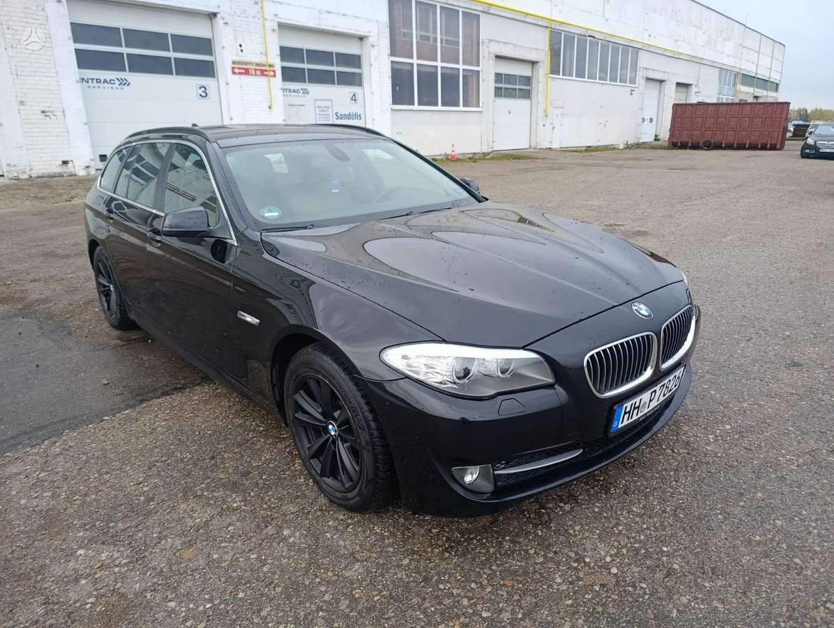 BMW 520 2011 — вигляд ззаду