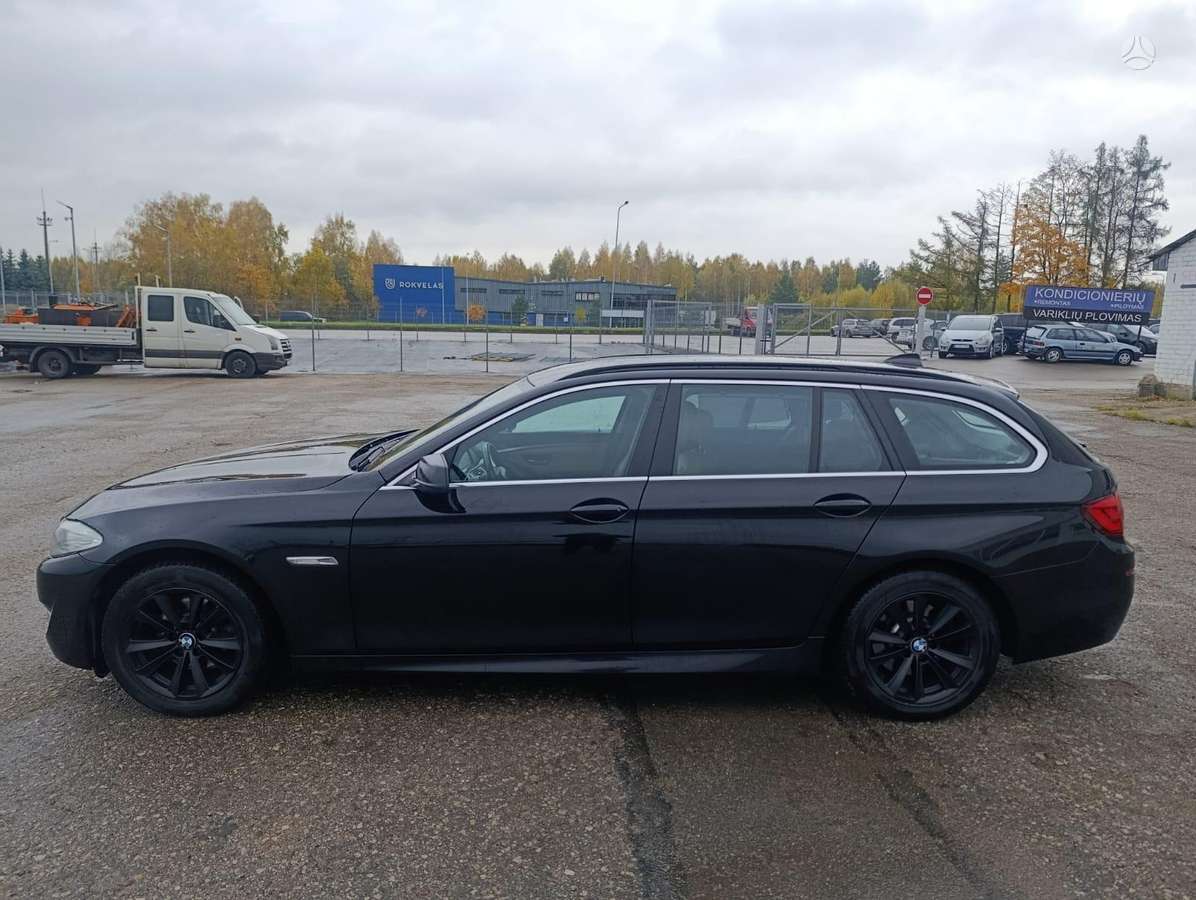 BMW 520 2011 — салон