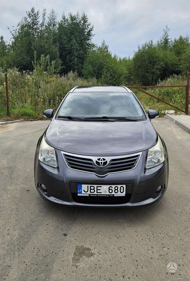 Toyota Avensis 2010 — вигляд ззаду