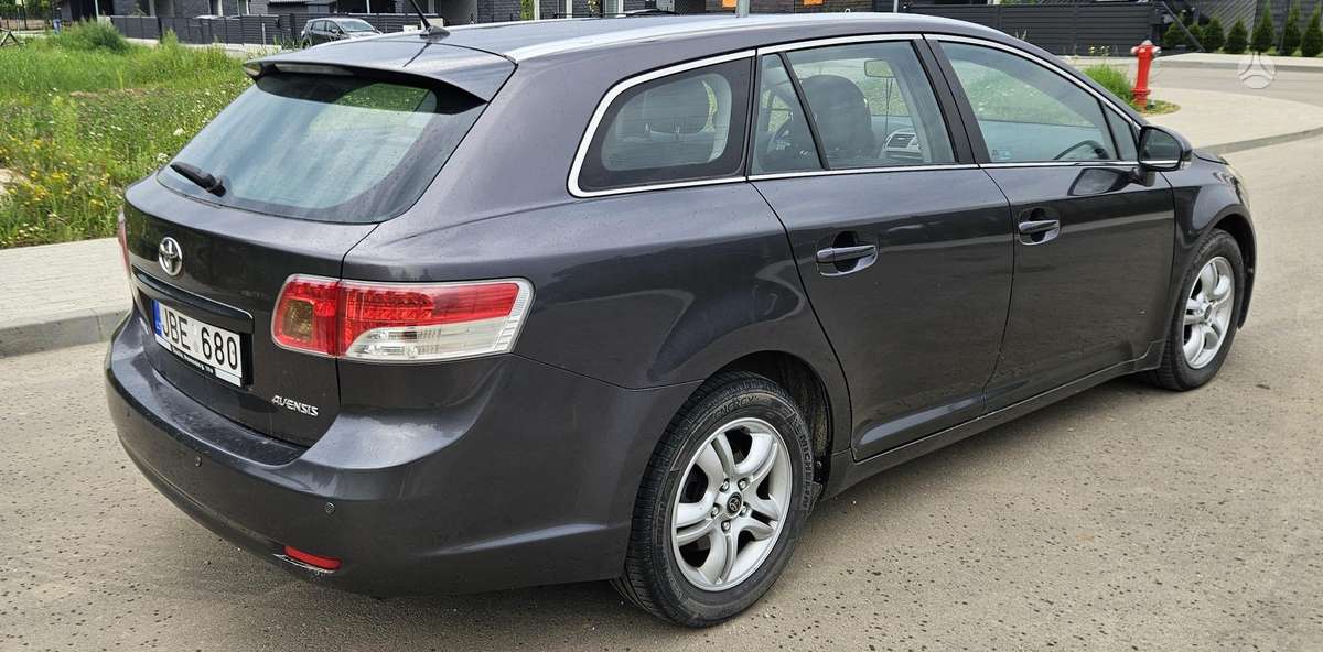 Toyota Avensis 2010 — салон