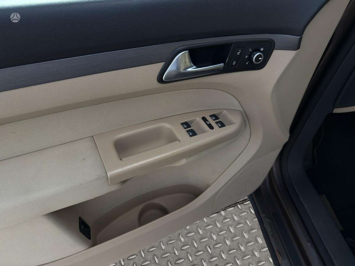 Volkswagen Touran 2011 — photo 13