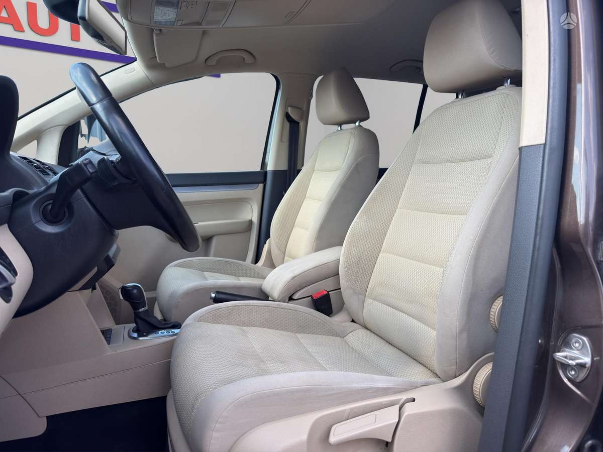 Volkswagen Touran 2011 — photo 14
