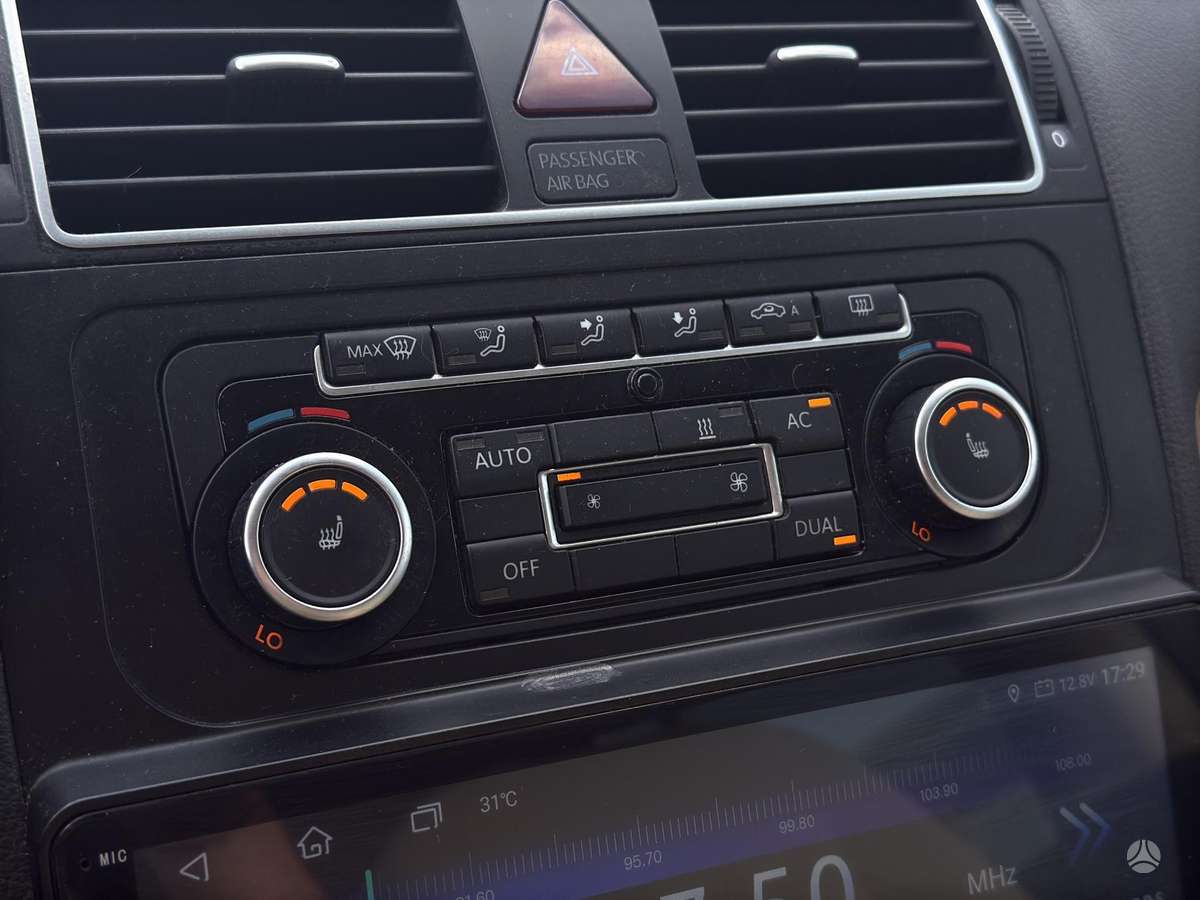Volkswagen Touran 2011 — photo 17