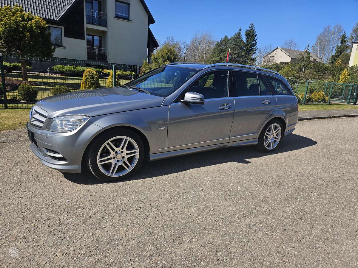 Mercedes-Benz C220 2011 — rear view