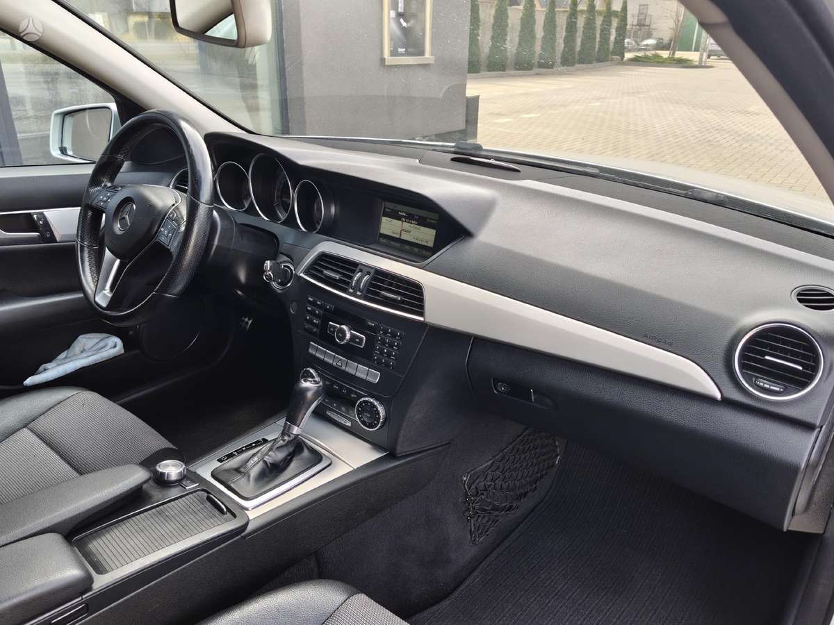 Mercedes-Benz C220 2013 — photo 11