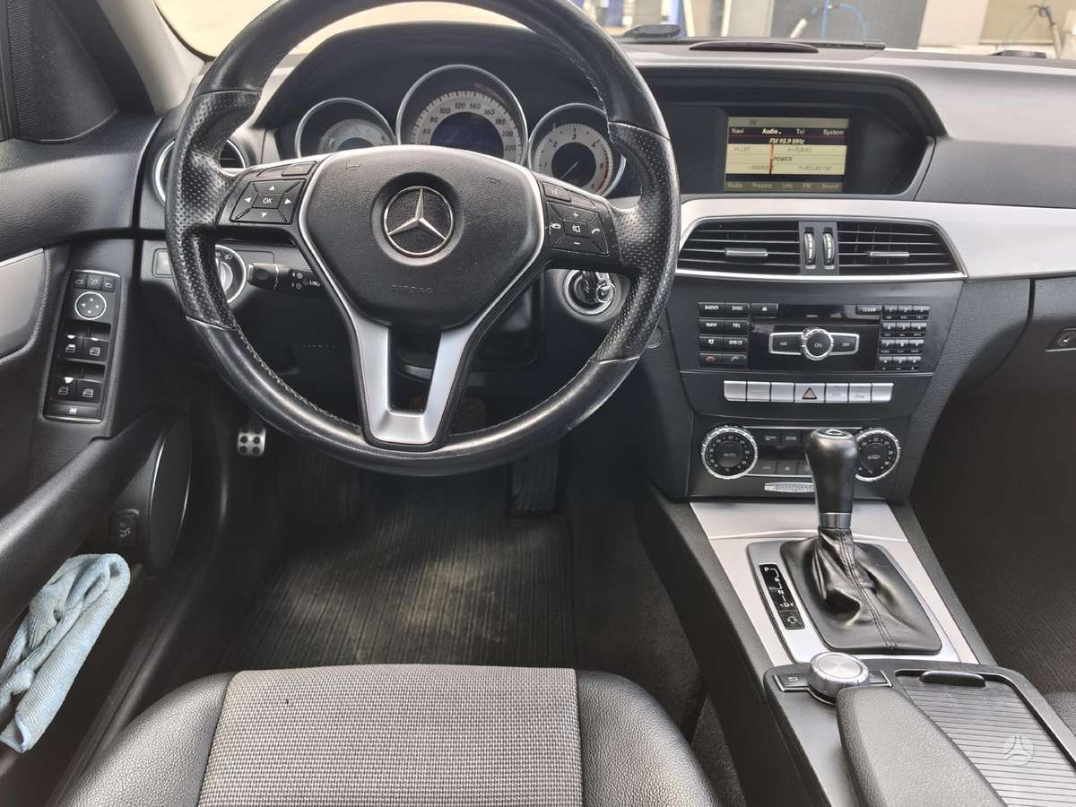 Mercedes-Benz C220 2013 — photo 12