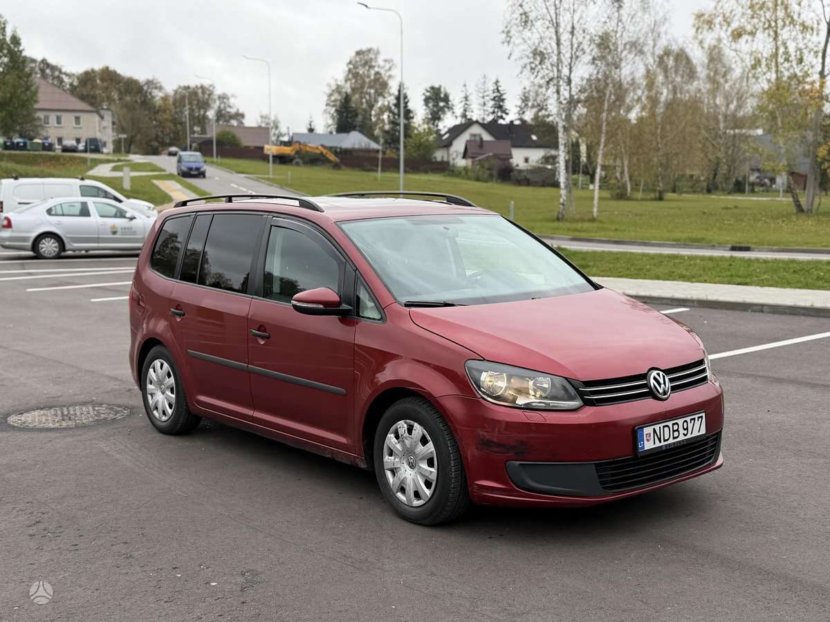 Volkswagen Touran 2012 — салон