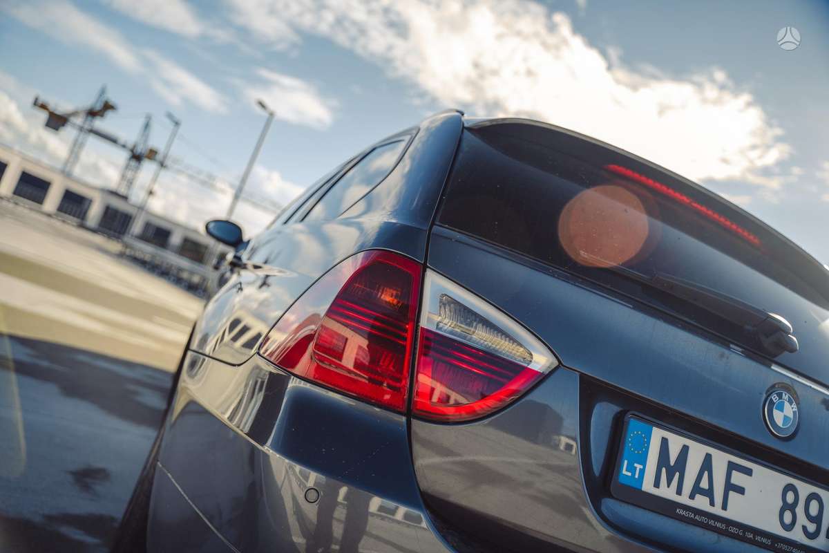 BMW 320 2006 — rear view