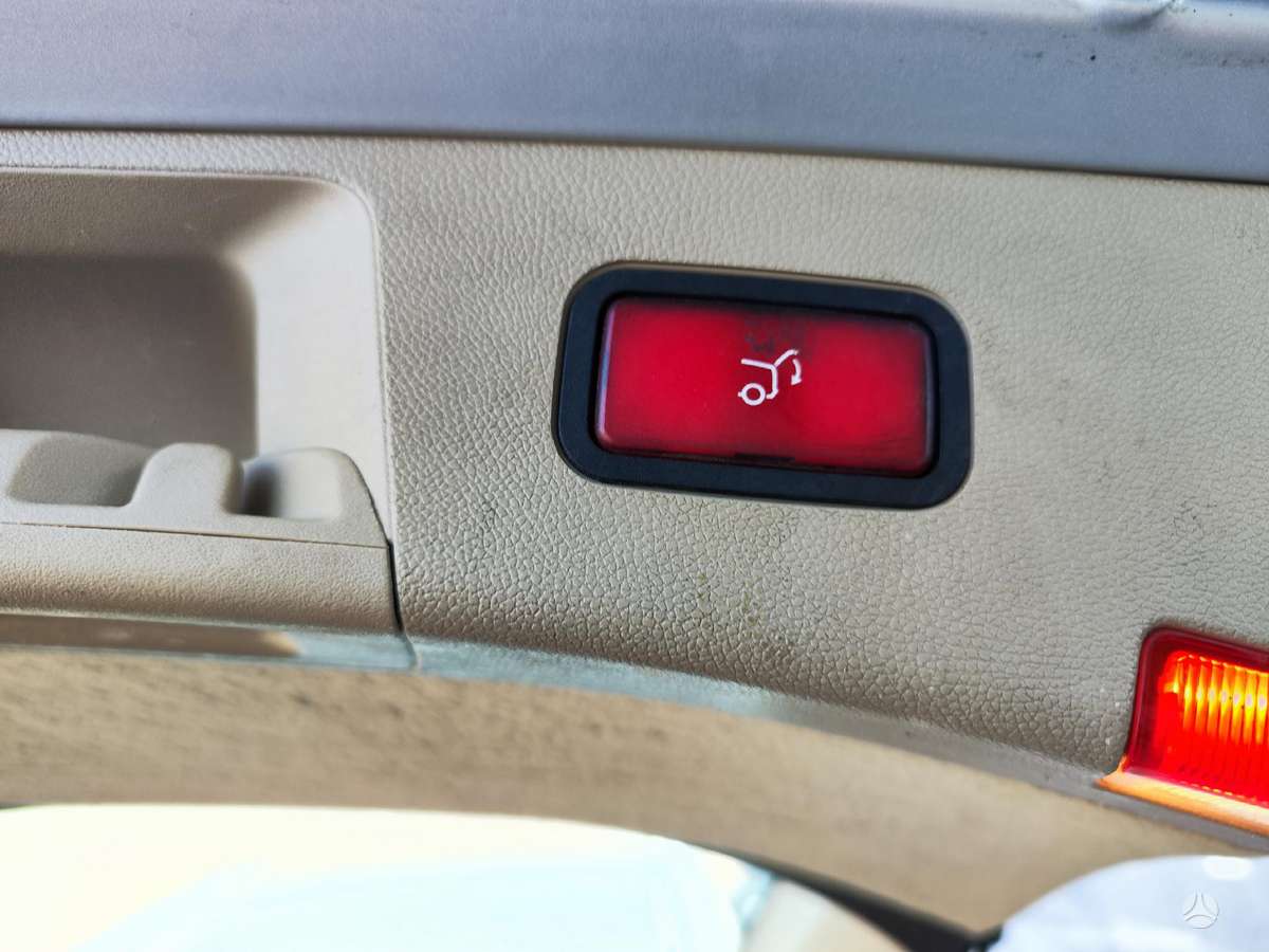 Mercedes-Benz E350 2010 — photo 11