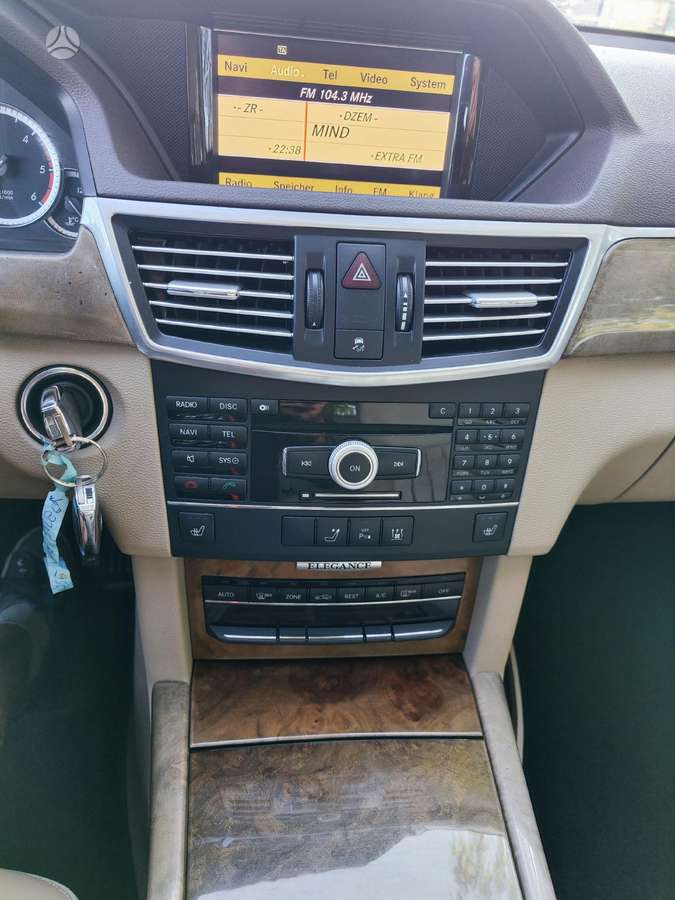 Mercedes-Benz E350 2010 — photo 16