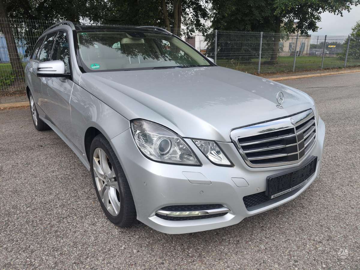 Mercedes-Benz E350 2010 — rear view