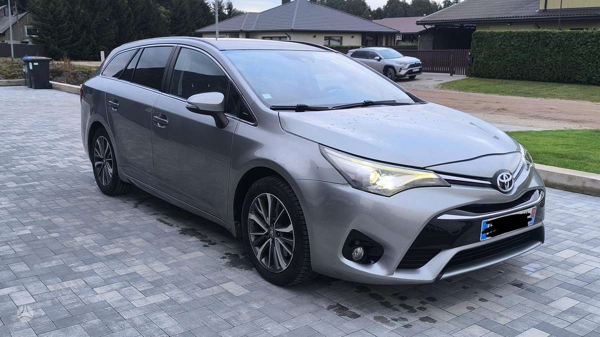 Toyota Avensis 2015 — rear view