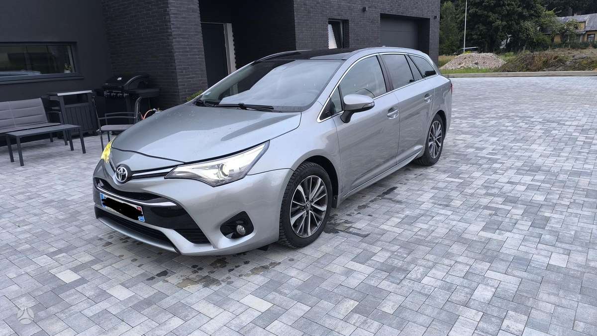 Toyota Avensis 2015 — interior