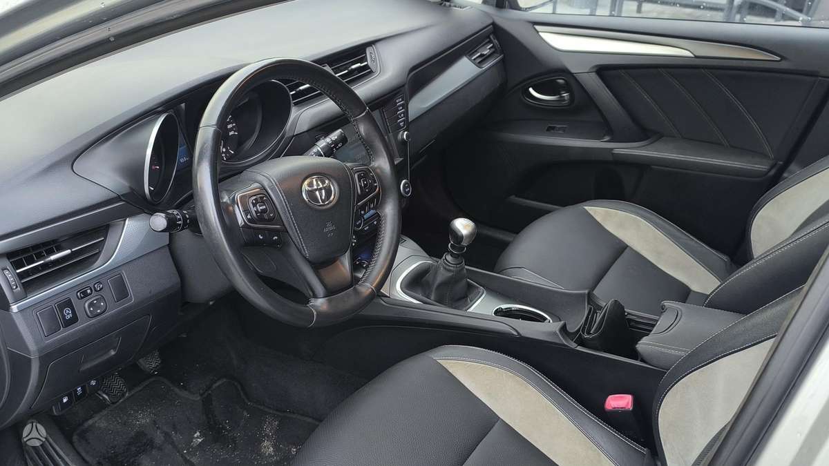 Toyota Avensis 2015 — photo 8