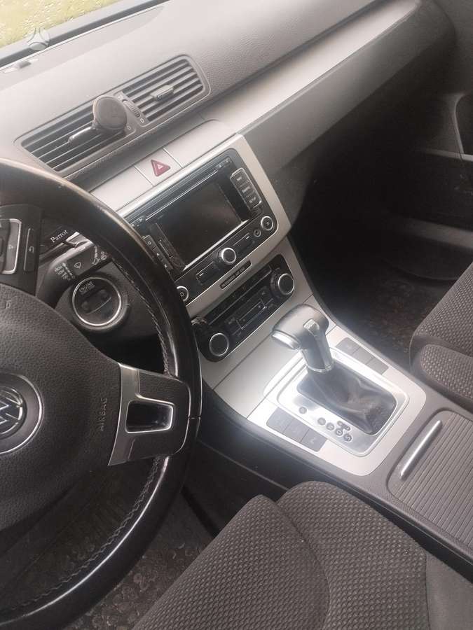 Volkswagen Passat 2011 — вигляд ззаду