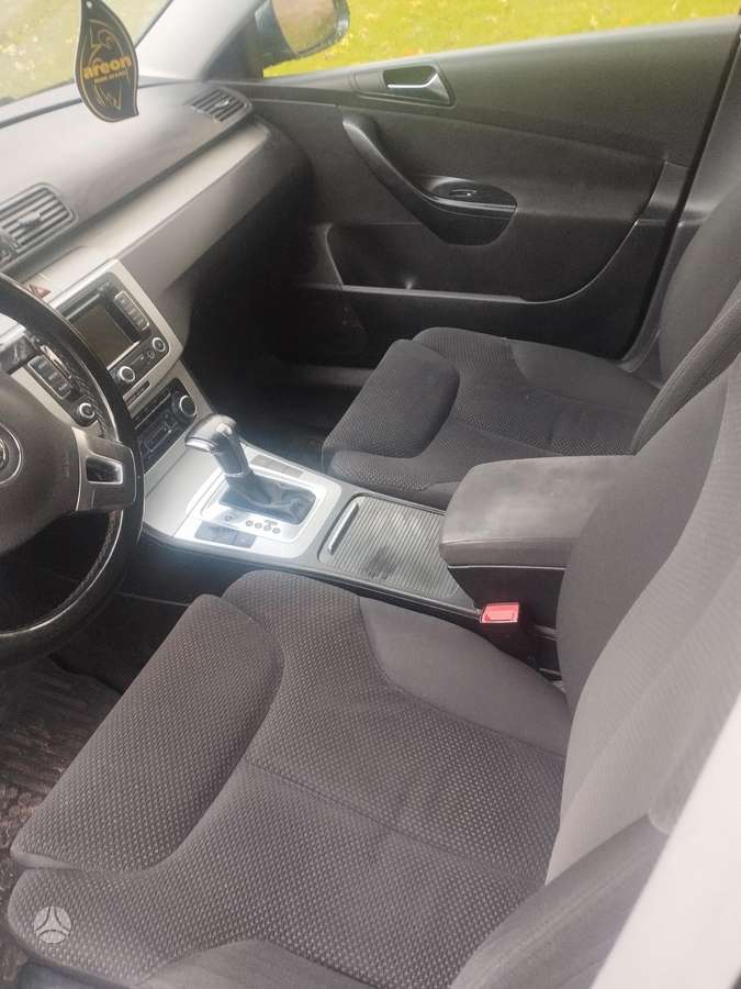 Volkswagen Passat 2011 — салон