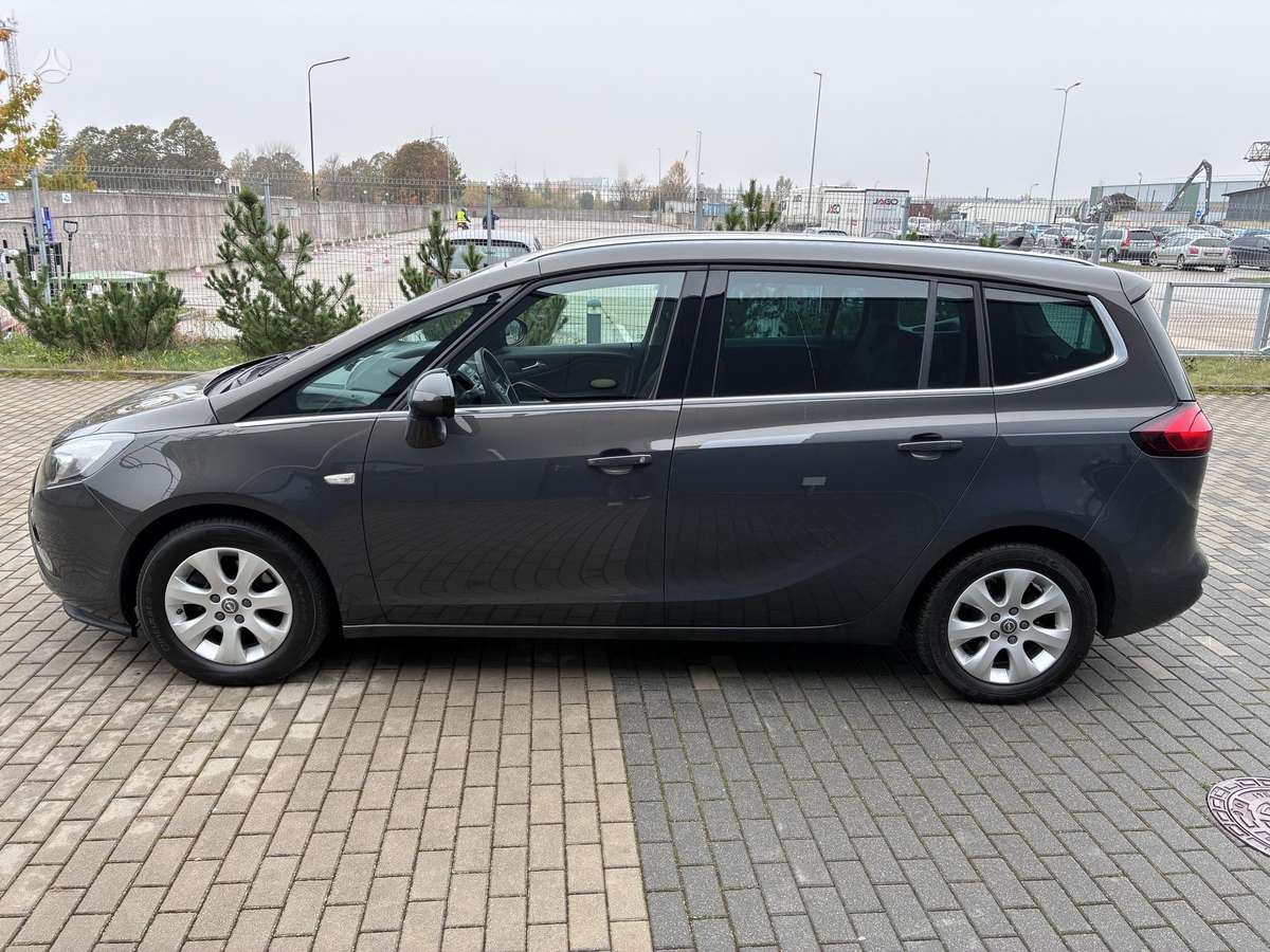 Opel Zafira 2015 — вигляд ззаду