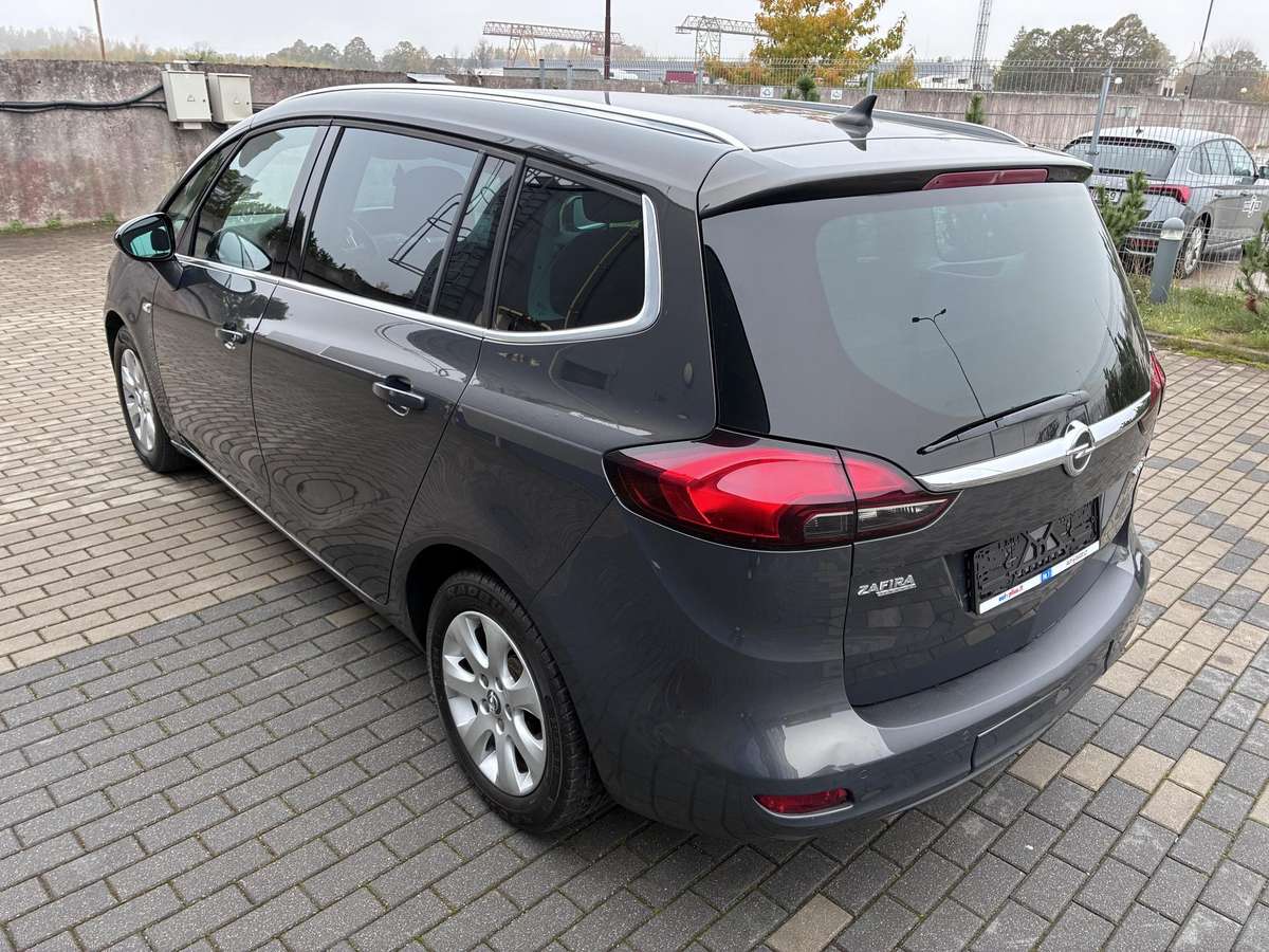 Opel Zafira 2015 — салон
