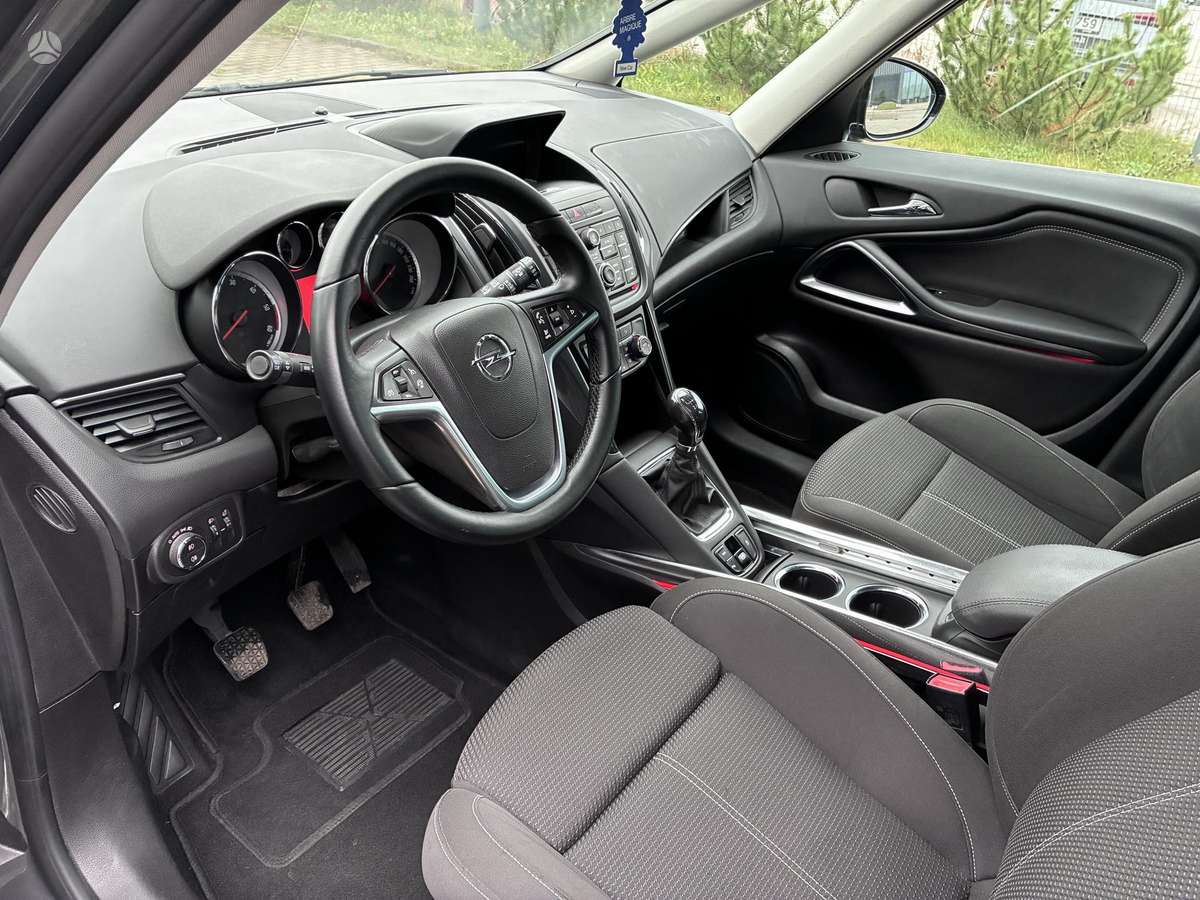 Opel Zafira 2015 — фото 9