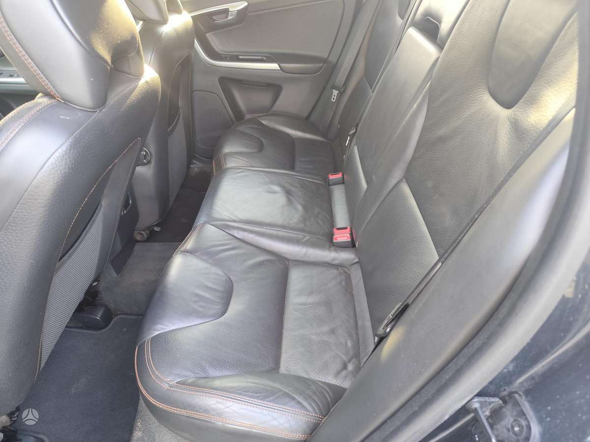 Volvo XC60 2010 — photo 8
