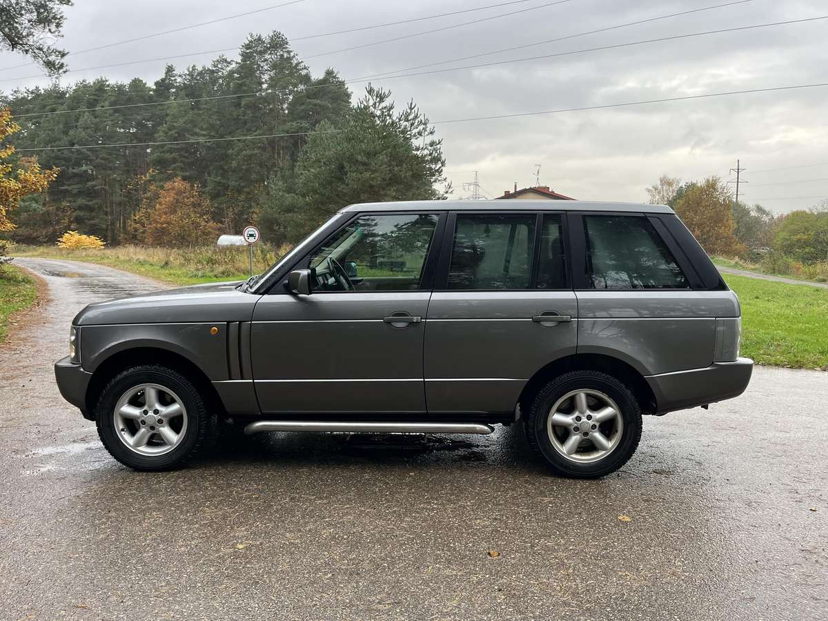 Land Rover 2004 — rear view