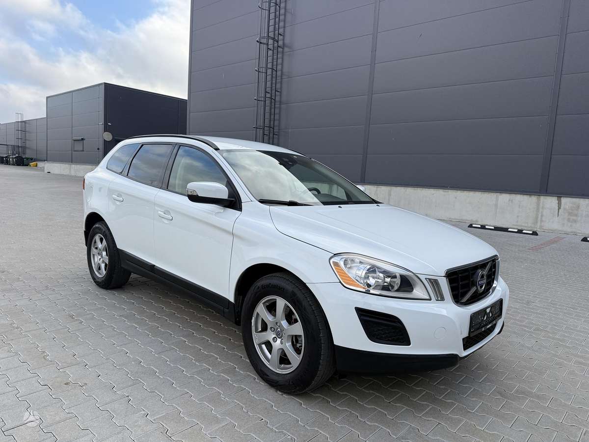 Volvo XC60 2011 — салон