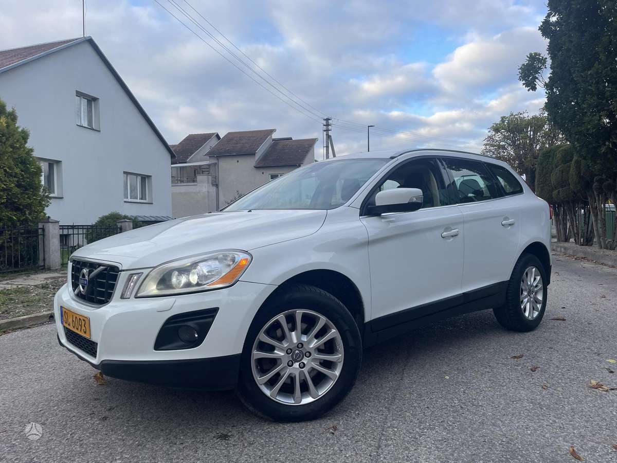 Volvo XC60 2010 — салон