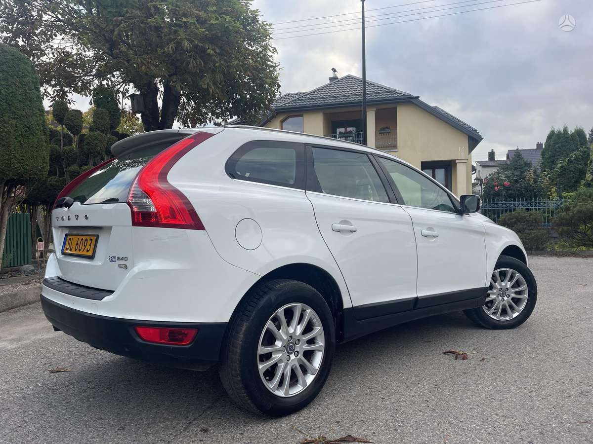 Volvo XC60 2010 — двигун 2400 cm³, 175 HP (129kW)