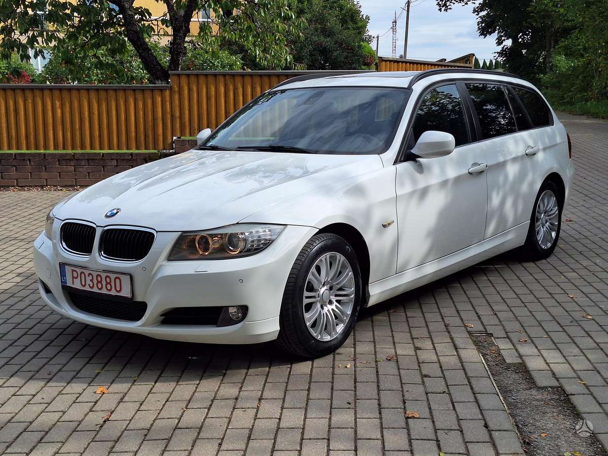 BMW 318 2011 — вигляд ззаду