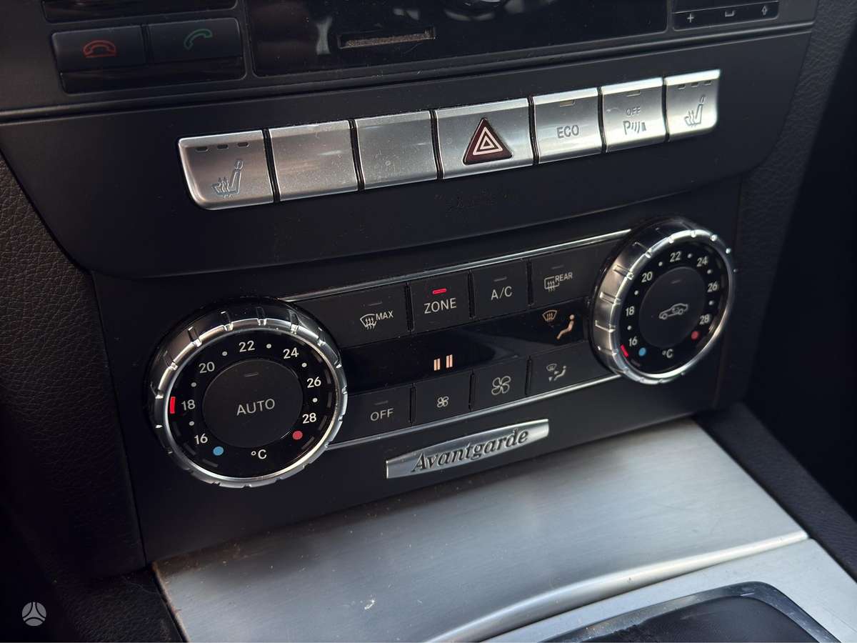 Mercedes-Benz C180 2011 — photo 16