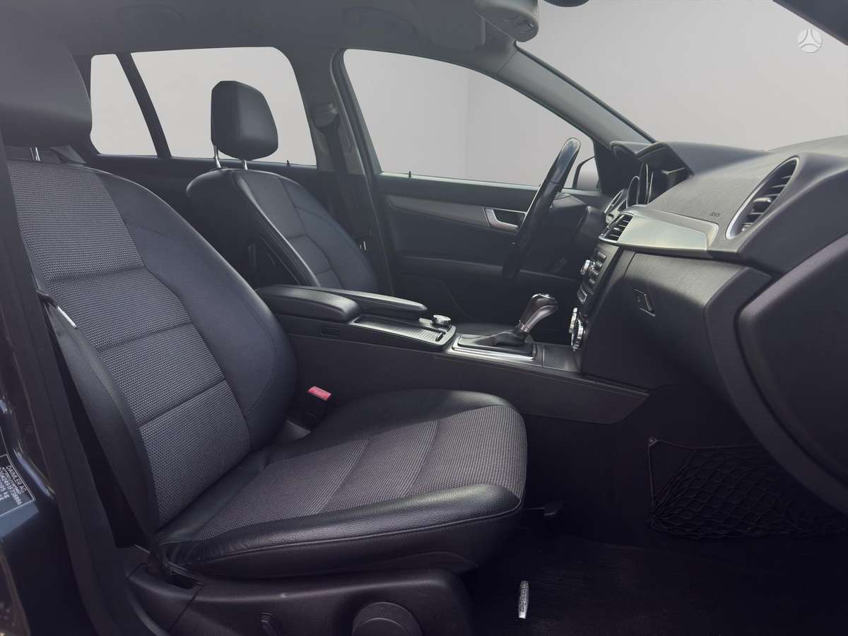 Mercedes-Benz C180 2011 — photo 8