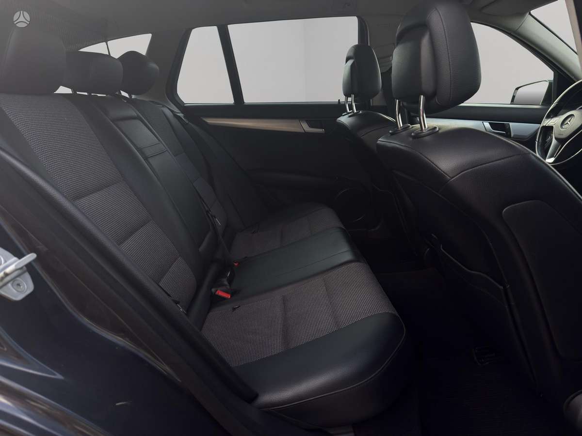 Mercedes-Benz C180 2011 — photo 9