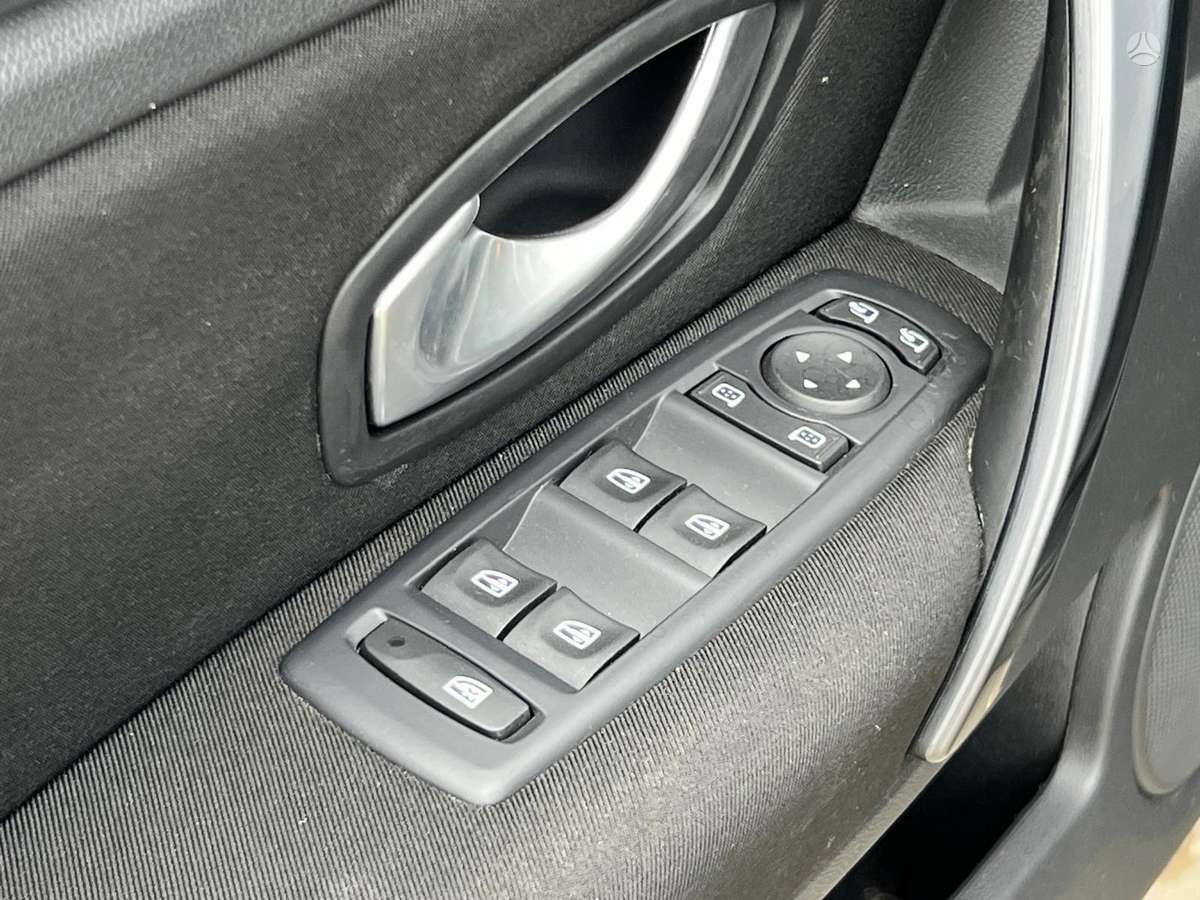 Renault Laguna 2010 — фото 25