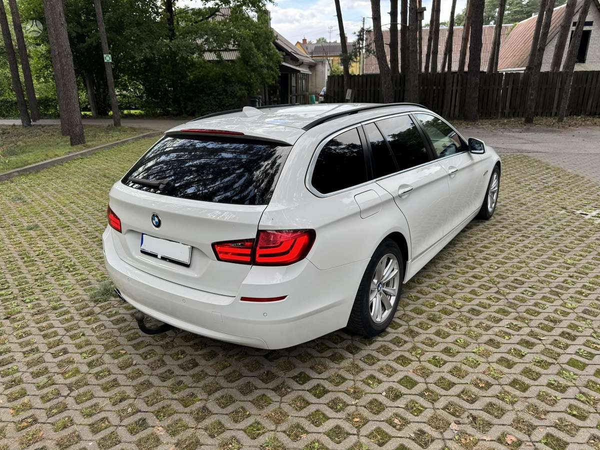 BMW 520 2011 — rear view