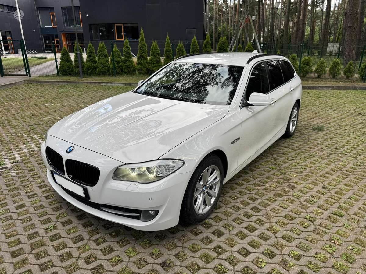BMW 520 2011 — interior