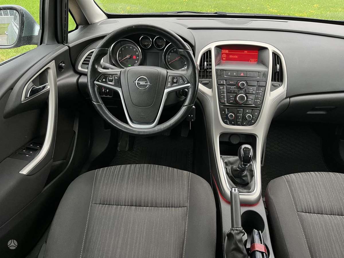Opel Astra 2013 — photo 11