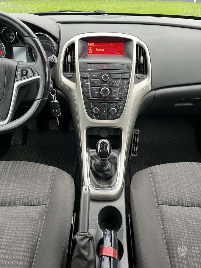 Opel Astra 2013 — photo 13
