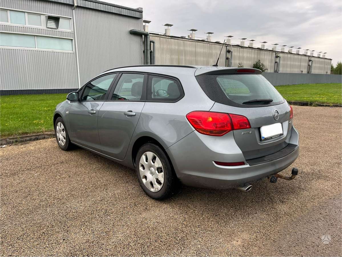 Opel Astra 2013 — rear view