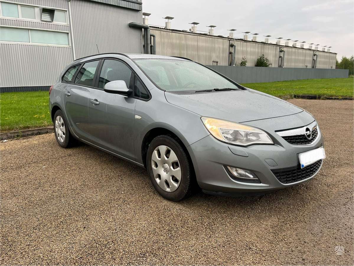 Opel Astra 2013 — interior