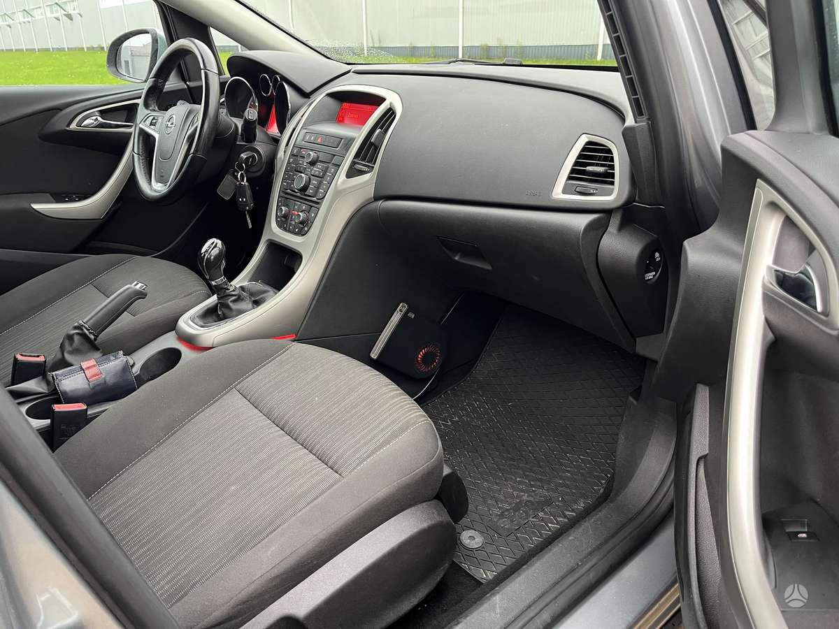 Opel Astra 2013 — photo 9