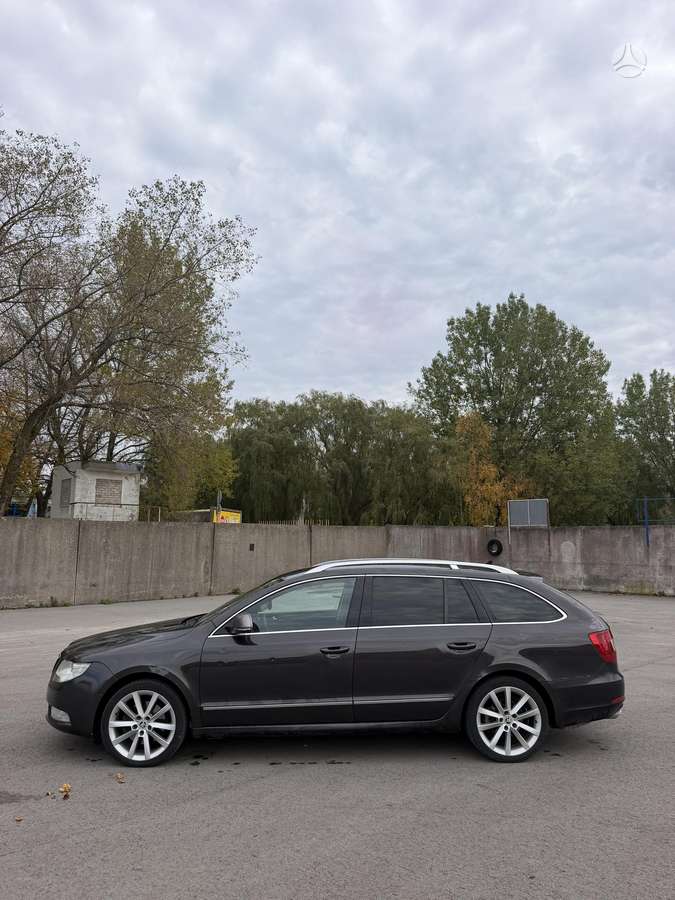 Skoda Superb 2011 — rear view