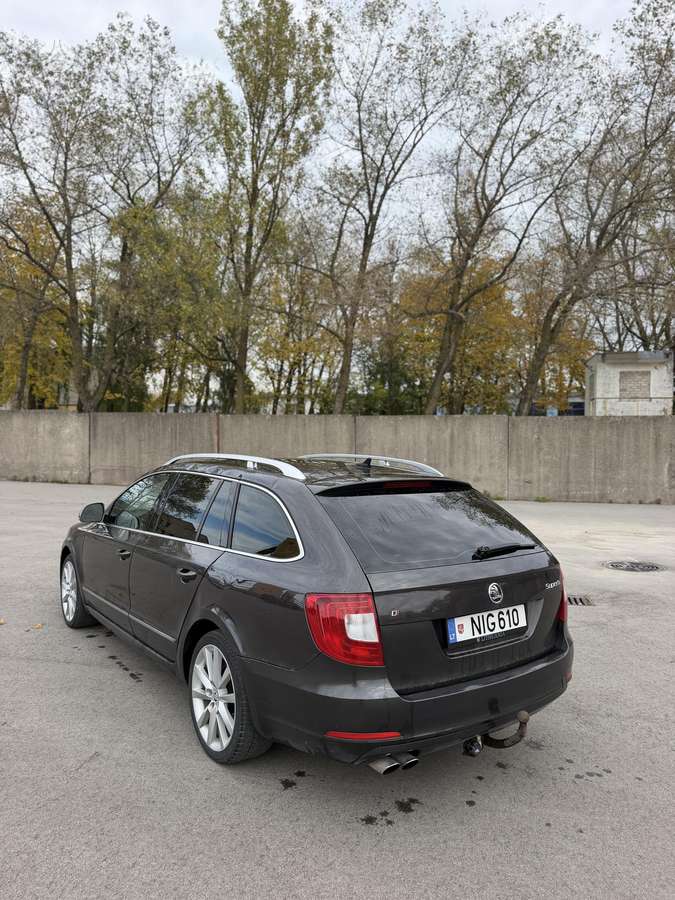 Skoda Superb 2011 — interior