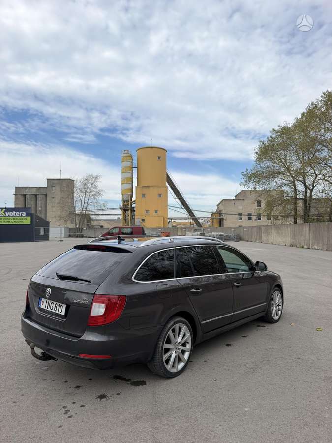 Skoda Superb 2011 — engine 2000 cm³, 140 HP (103kW)