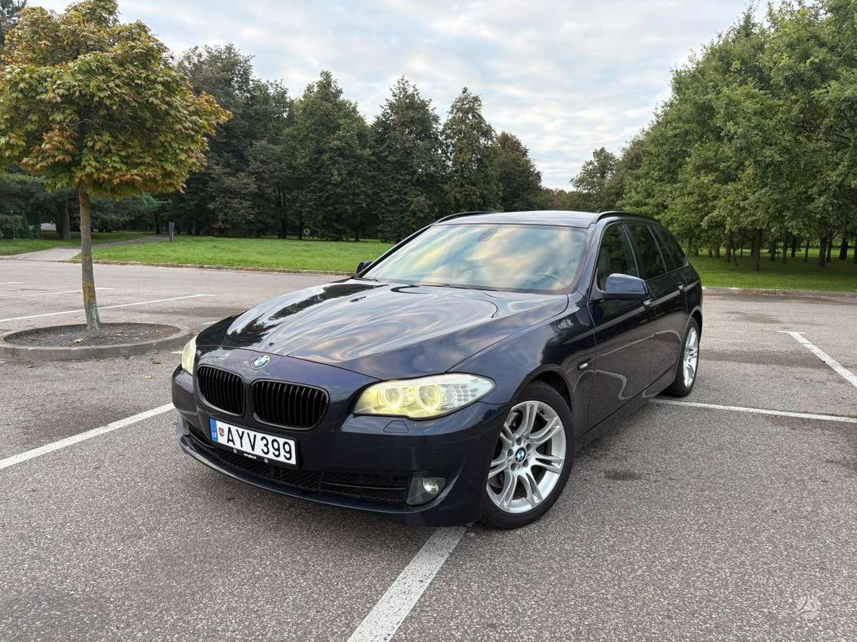 BMW 525 2011 — вигляд ззаду